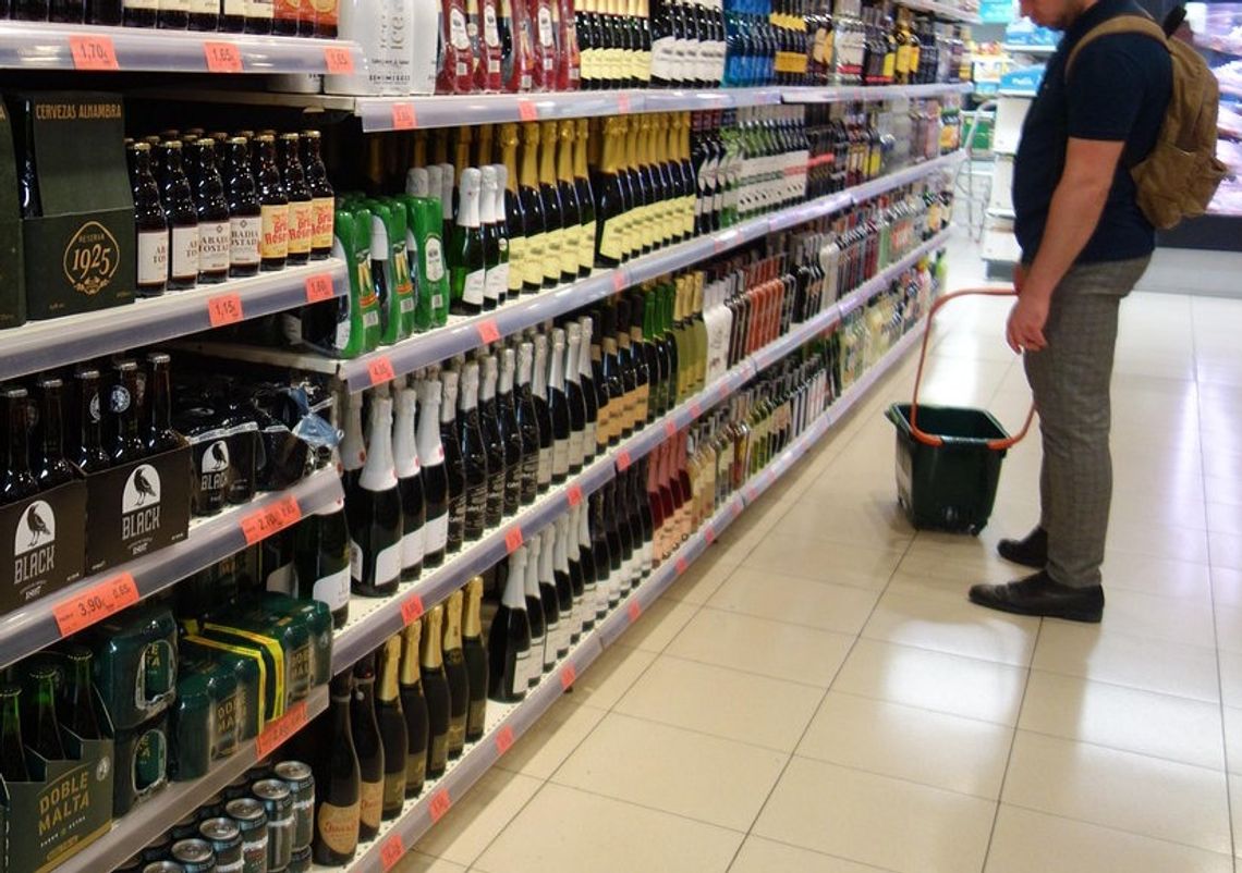 Wezwał do sklepu policję, bo ekspedientka nie chciała mu sprzedać alkoholu. Nie wyglądał na dorosłego