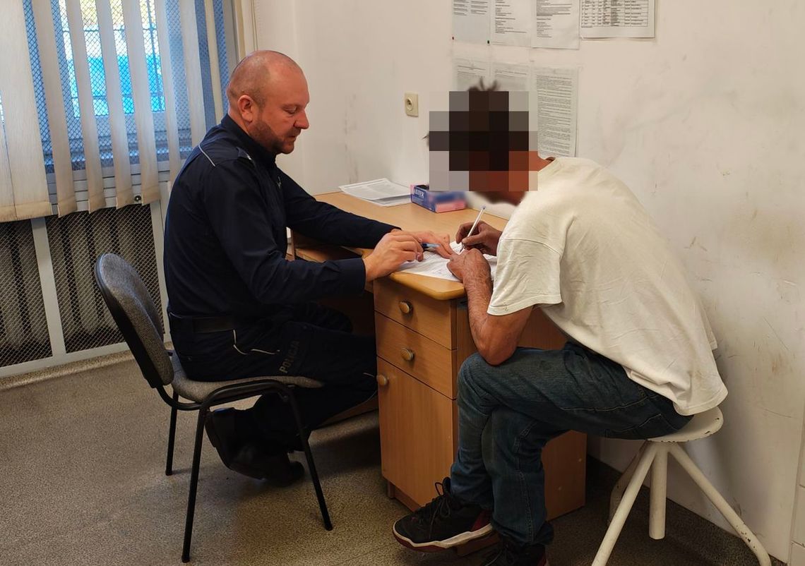 Wezwał policję do pijanego mężczyzny pod domem, zapomniał, że sam jest poszukiwany Wezwał policję do pijanego mężczyzny pod domem, zapomniał, że sam jest poszukiwany