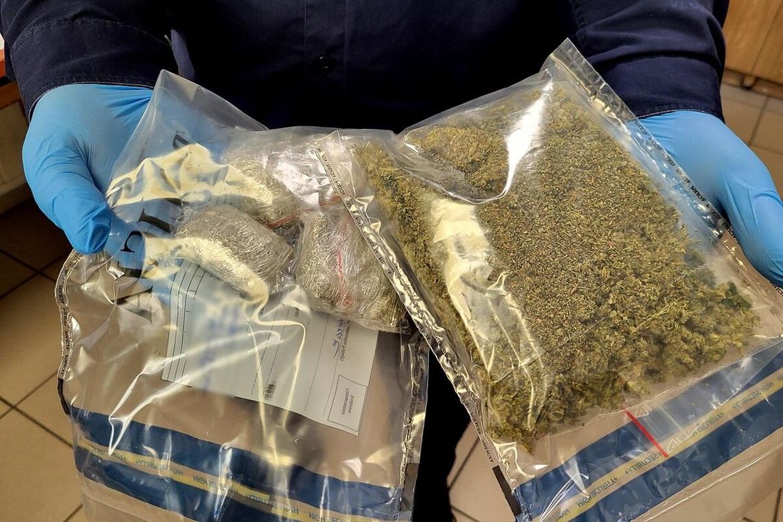 Wezwał policję na pomoc, sam trafił za kraty. Zgubił go słoik z marihuaną przy łóżku