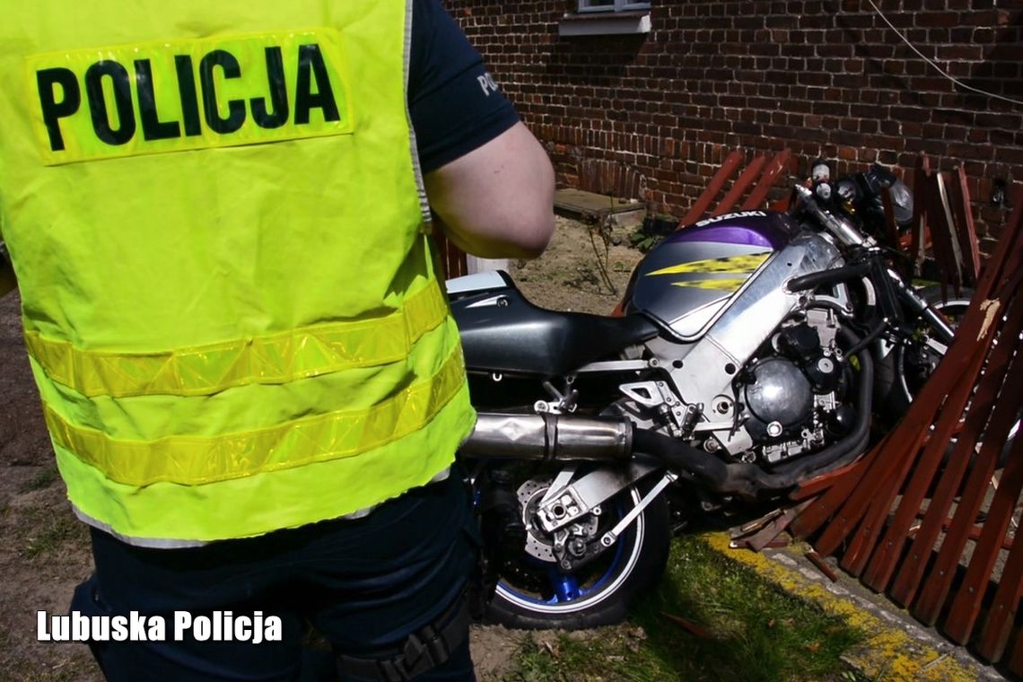 Wiedzieli, że ten motocyklista lubi przyćpać i nie ma prawka. Gdy próbowali go zatrzymać, wjechał w policjanta