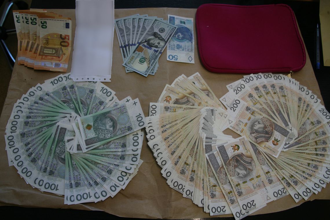 Wielka obława na oszusta. Uciekał taksówkami ze złotem i gotówką, wpadł po policyjnym pościgu