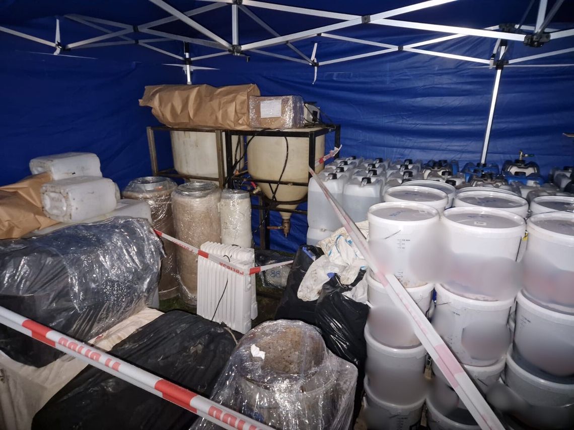 Wielkie laboratorium w stodole. Przejęto 238 kg klefedronu i ponad 5 ton surowców do produkcji Wielkie laboratorium w stodole. Przejęto 238 kg klefedronu i ponad 5 ton surowców do produkcji