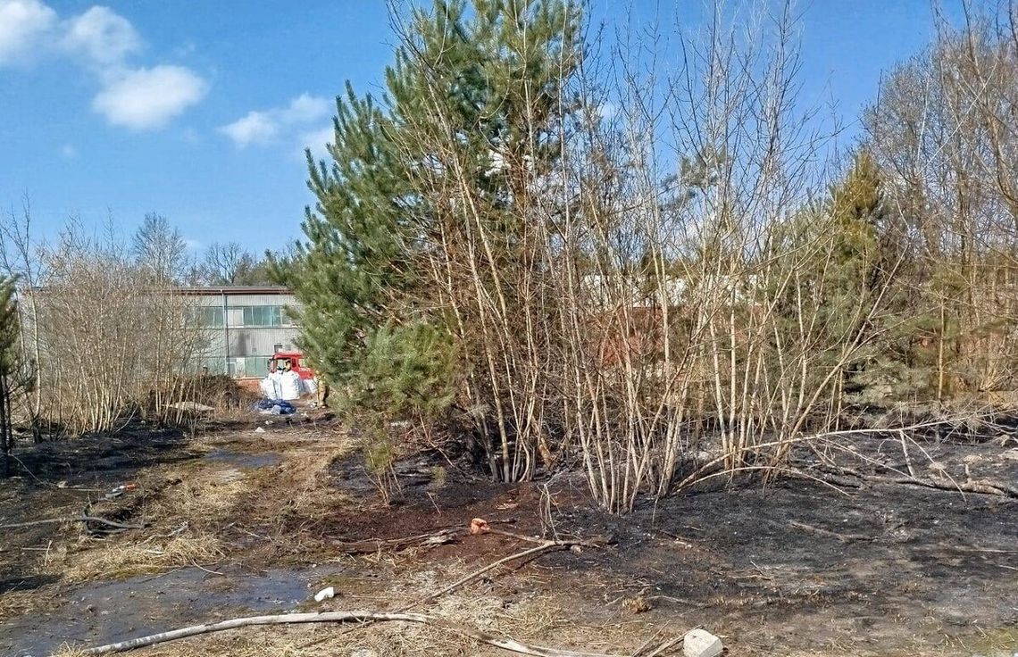 Wiosenne porządki zamieniły się w piekło. Mężczyzna spłonął podczas wypalania traw Wiosenne porządki zamieniły się w piekło. Mężczyzna spłonął podczas wypalania traw