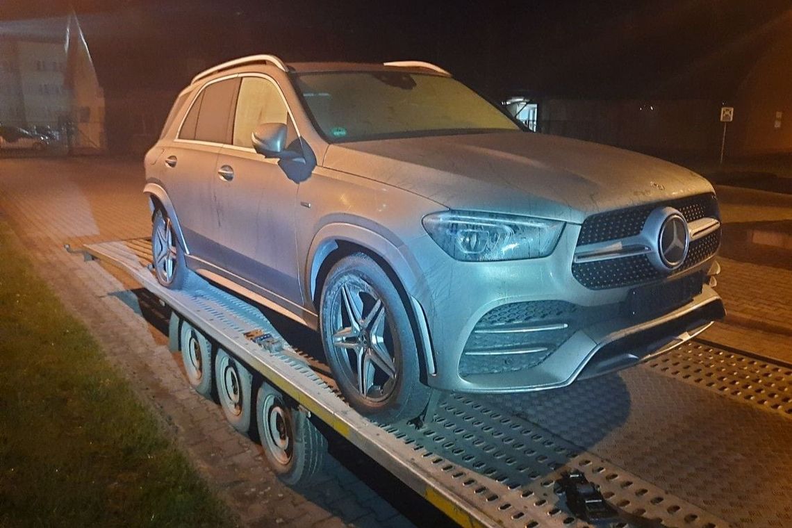 Wióz dwa samochody. Sprawdzenie w bazach ujawniło kradzież mercedesa za 300 tysięcy Wióz dwa samochody. Sprawdzenie w bazach ujawniło kradzież mercedesa za 300 tysięcy