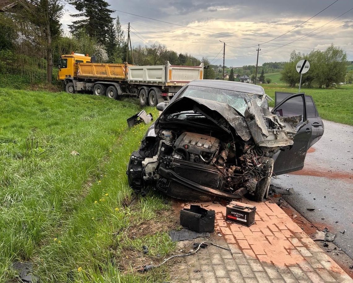 Wiózł dwójkę dzieci, zderzył się z ciężarówką. Cała trójka trafiła do szpitala