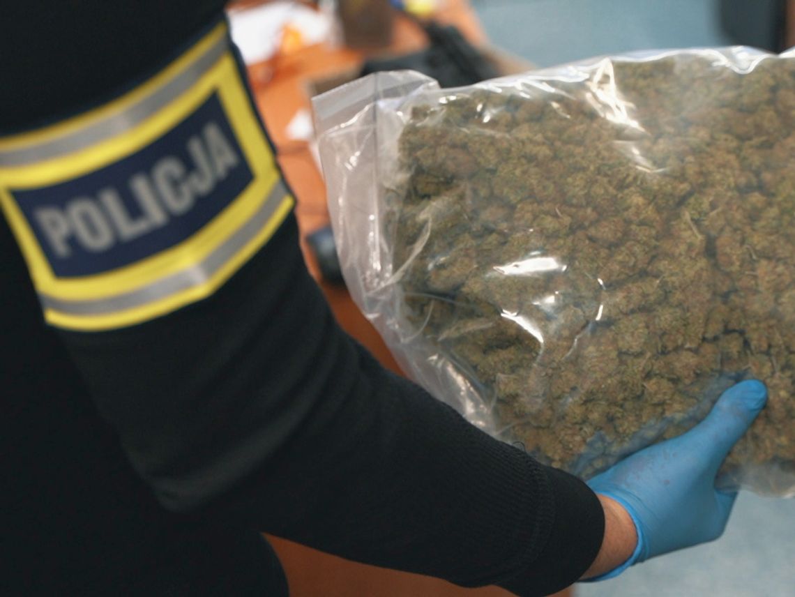 Wiózł kilogram marihuany, policjanci urządzili zasadzkę na podziemnym parkingu