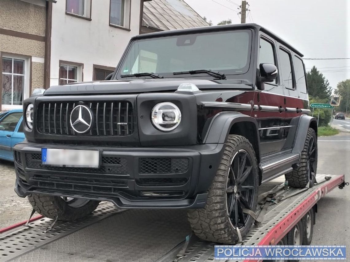 Wiózł na lawecie mercedesa wartego ponad milion złotych. Auto okazało się kradzione [FOTO]