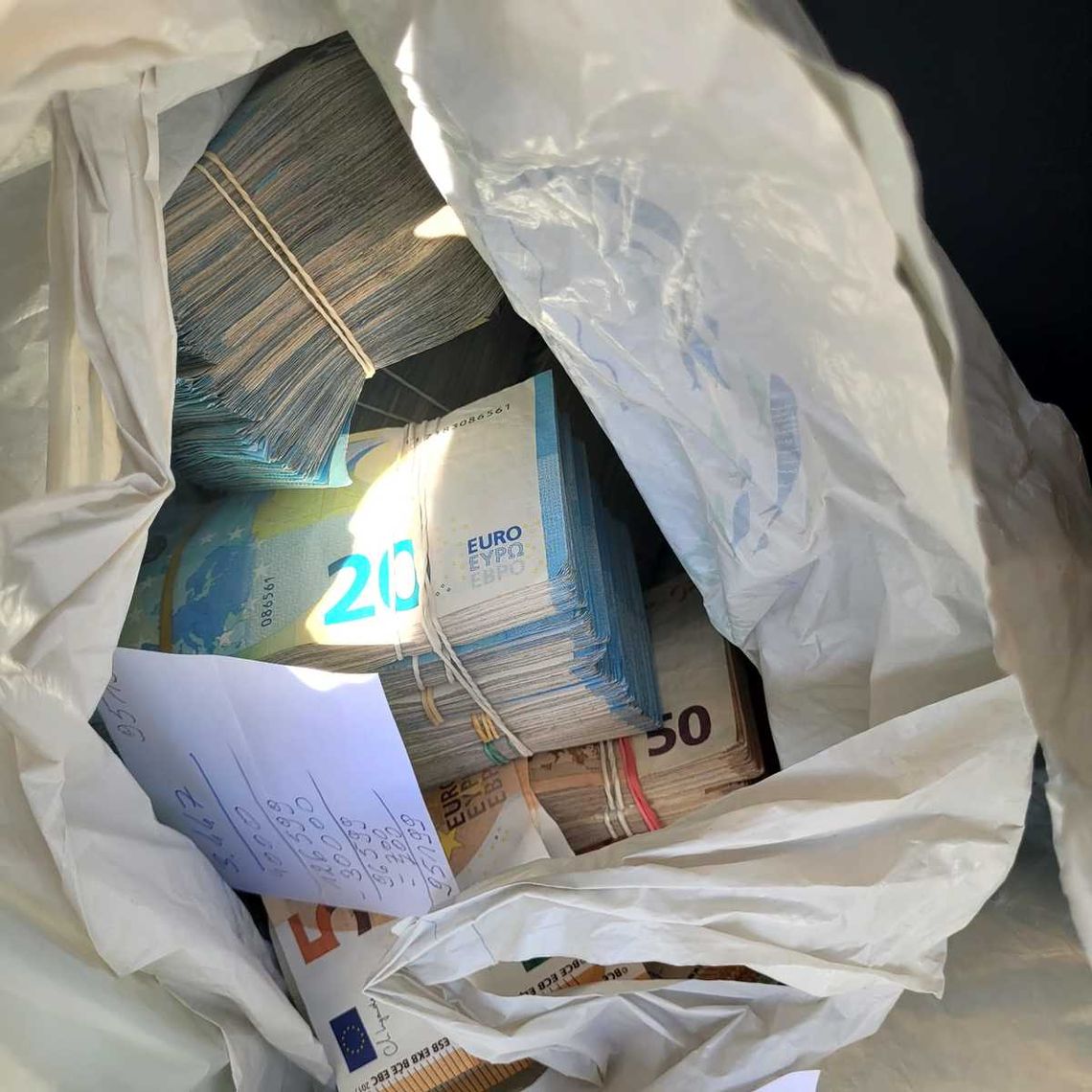 Wiózł w aucie dwie torby pełne pieniędzy. Nie chciał powiedzieć skąd je ma, oferował łapówkę