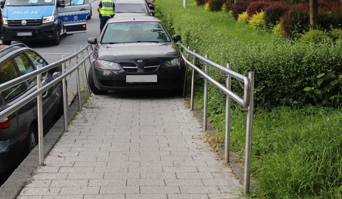 Wjechał autem na podjazd dla niepełnosprawnych. Kierowcę po amfetaminie zatrzymali świadkowie