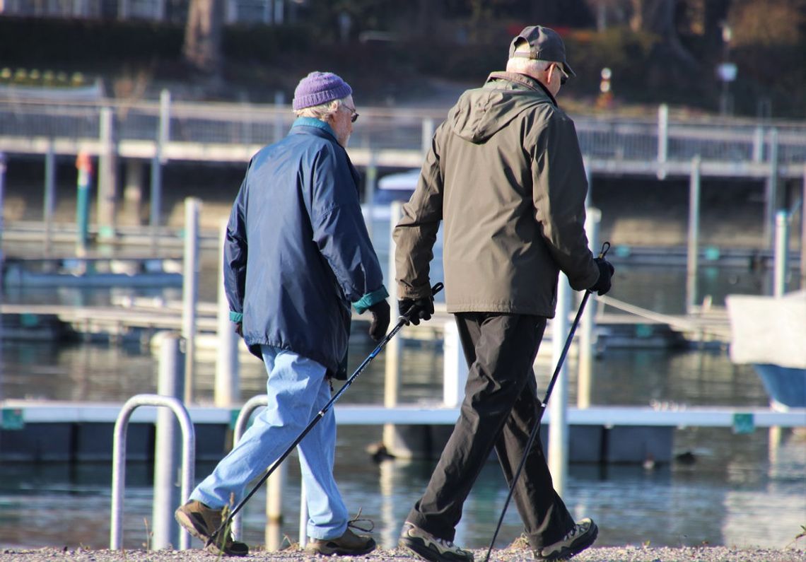 Wjechał autem w sklep. Kierował z fotela pasażera za pomocą kijków do nordic walking