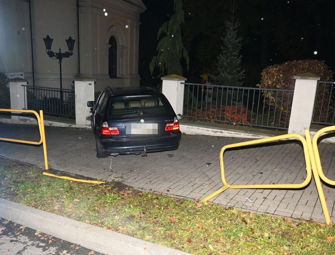 Wjechał BMW w ogrodzenie cerkwi. 19-latek miał ponad promil, pasażerka też była nietrzeźwa Wjechał BMW w ogrodzenie cerkwi. 19-latek miał ponad promil, pasażerka też była nietrzeźwa