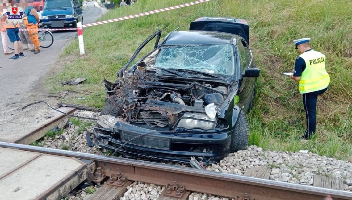 Wjechał BMW w pociąg. Uciekł z dziewczyną, zostawiając amfetaminę w aucie