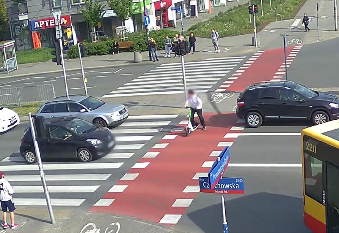 Wjechał hulajnogą elektryczną na czerwonym i uderzył samochód. Wysokie mandaty dla obu uczestników tego zdarzenia