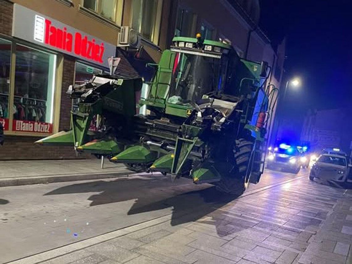 Wjechał kombajnem do centrum miasta i szybko pożałował. Maszyna utknęła na jednokierunkowej Wjechał kombajnem do centrum miasta i szybko pożałował. Maszyna utknęła na jednokierunkowej