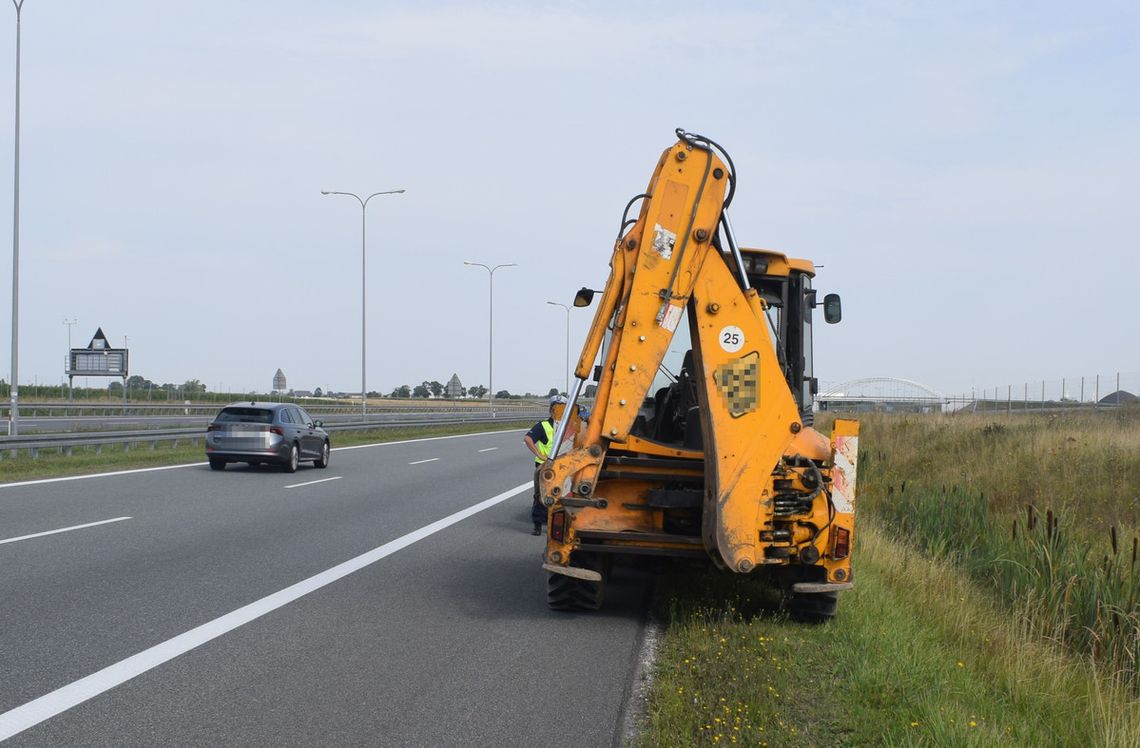 Wjechał koparko-ładowarką na autostradę. Policjantom tłumaczył, że tak pokierowała go nawigacja