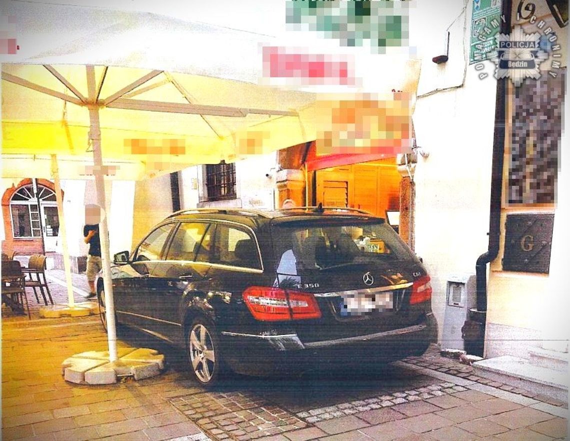Wjechał mercedesem do ogródka w knajpie. Pijany 38-latek obezwładniony przez policjanta po służbie i strażników miejskich