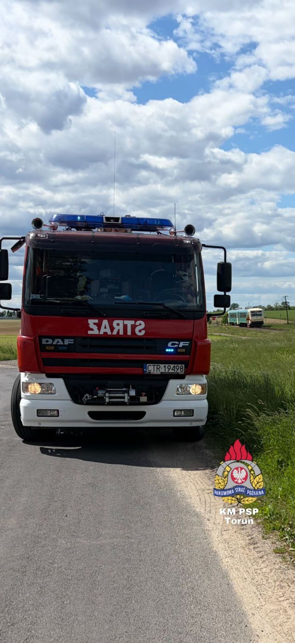 Wjechał motorowerem prosto pod pociąg. 30-latek nie miał szans na przeżycie Wjechał motorowerem prosto pod pociąg. 30-latek nie miał szans na przeżycie