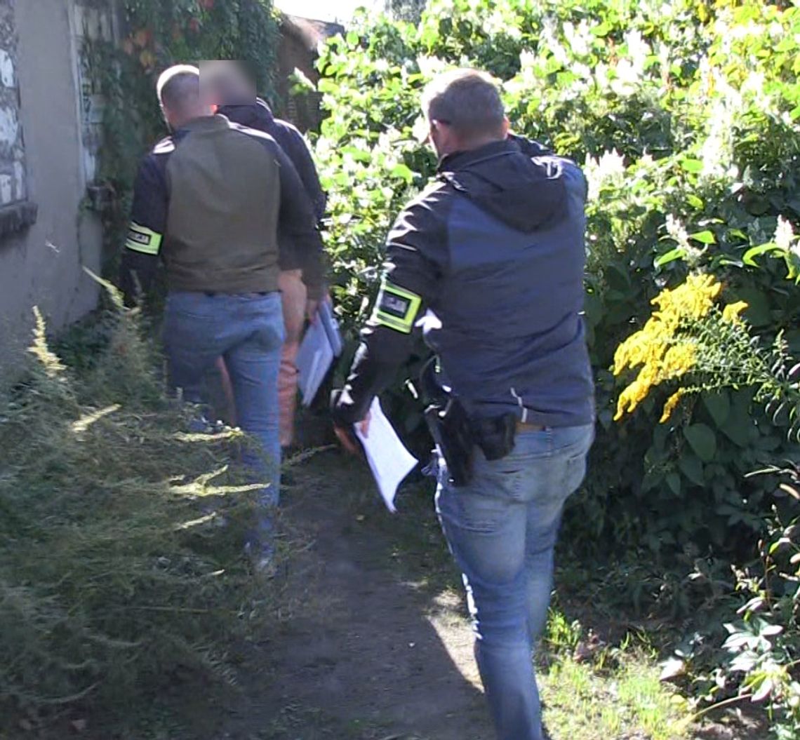 Wjechał na hulajnodze w grupę osób ciężko raniąc 30-latka. Po wypadku ukrywał się przed policją