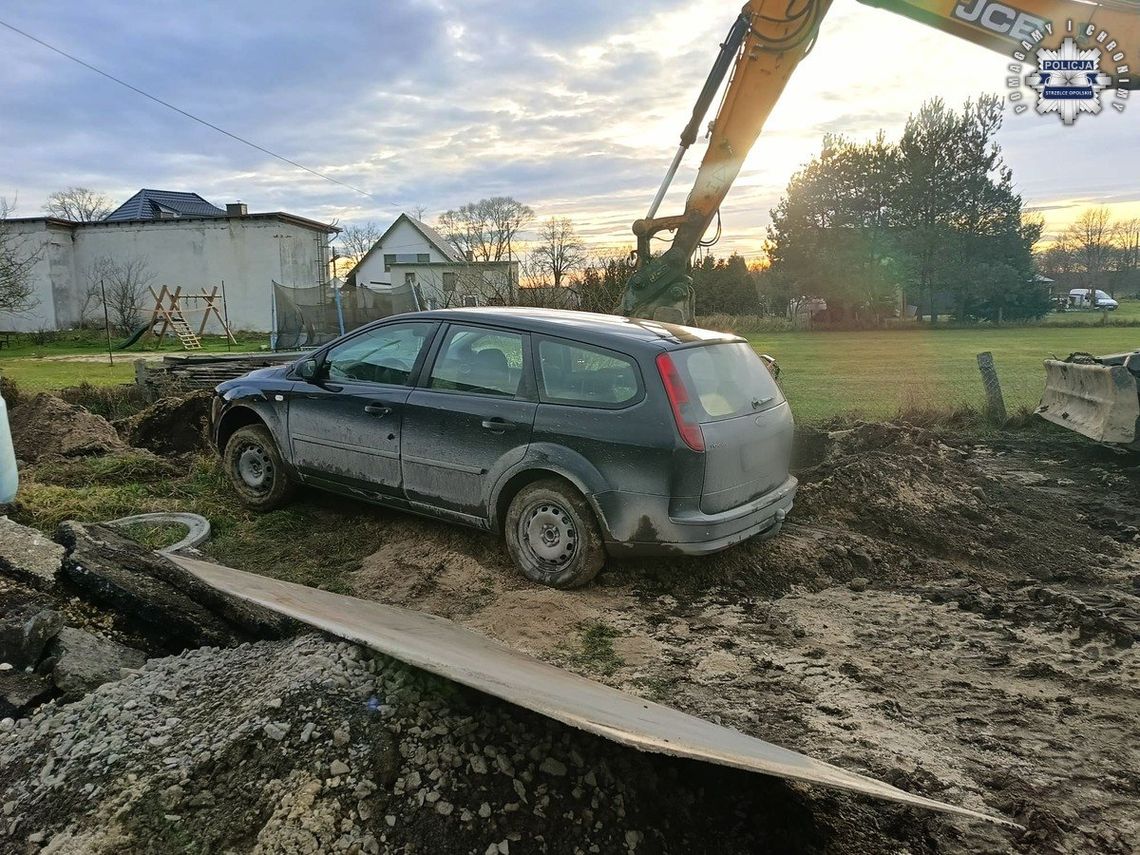 Wjechał na plac budowy i ugrzązł. Zabrał dziecko z auta i uciekł - był pijany i po narkotykach