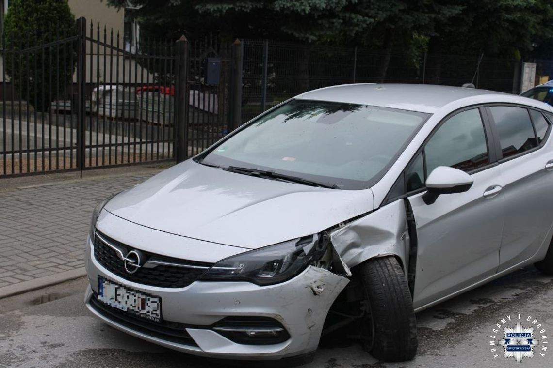 Wjechał oplem w zaparkowane auto i chwiał się na nogach. Mężczyzna miał prawie 3 promile