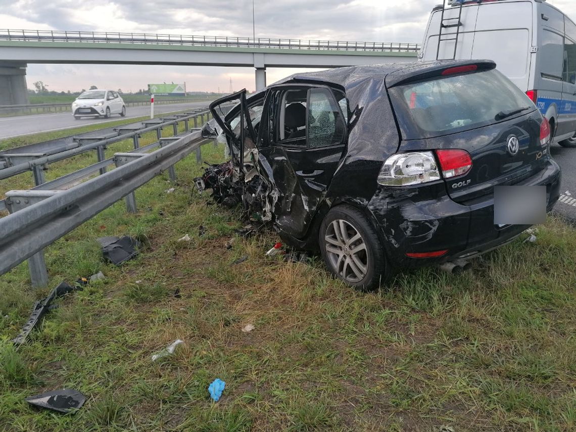 Wjechał pod prąd na autostradę i doprowadził do czołówki z prawidłowo jadącym autem