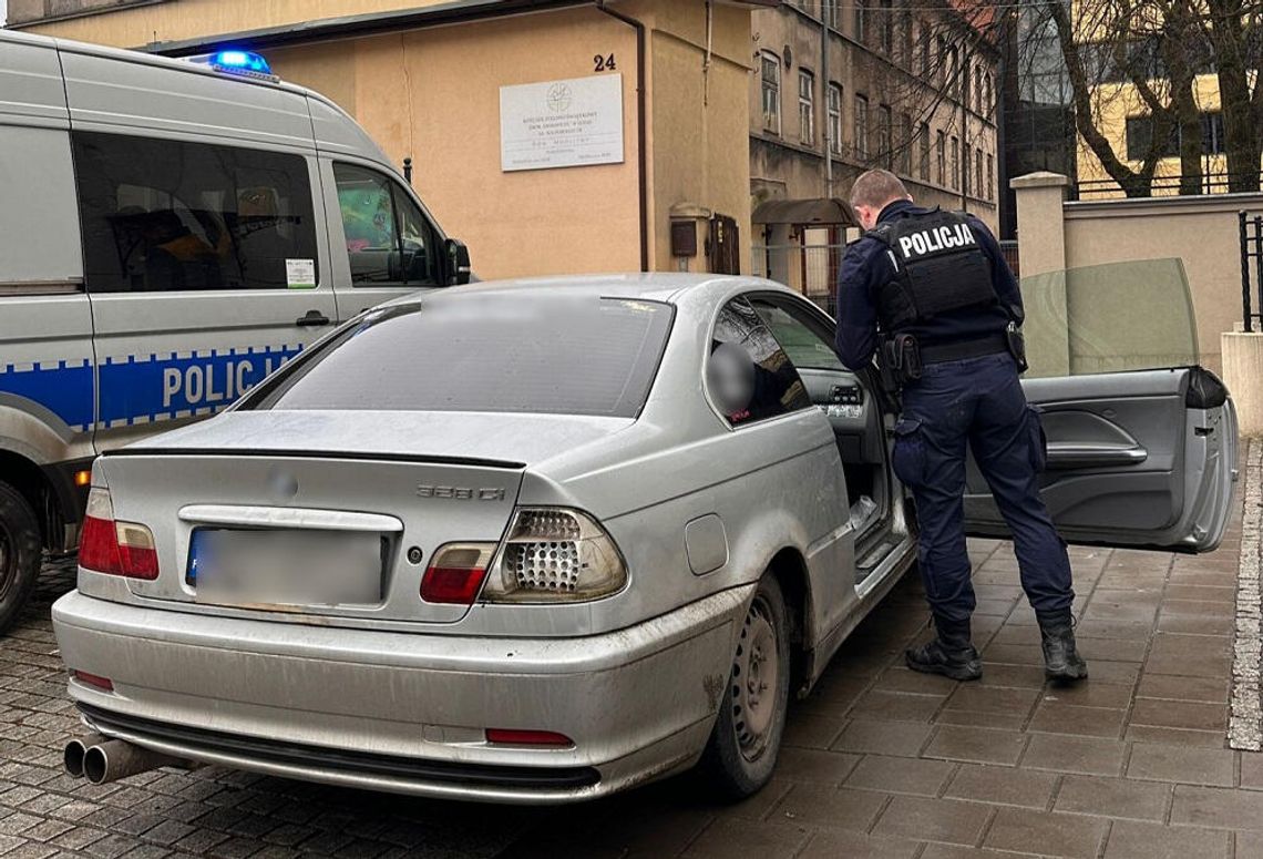 Wjechał pod zakaz i się zaczęło. BMW niesprawne, kierowca jechał pijany i z narkotykami