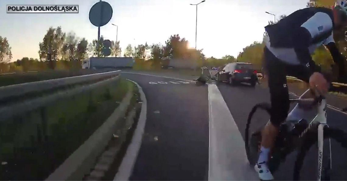 Wjechał w grupę rowerzystów. Trzy osoby ranne, kierowca tłumaczył się słońcem