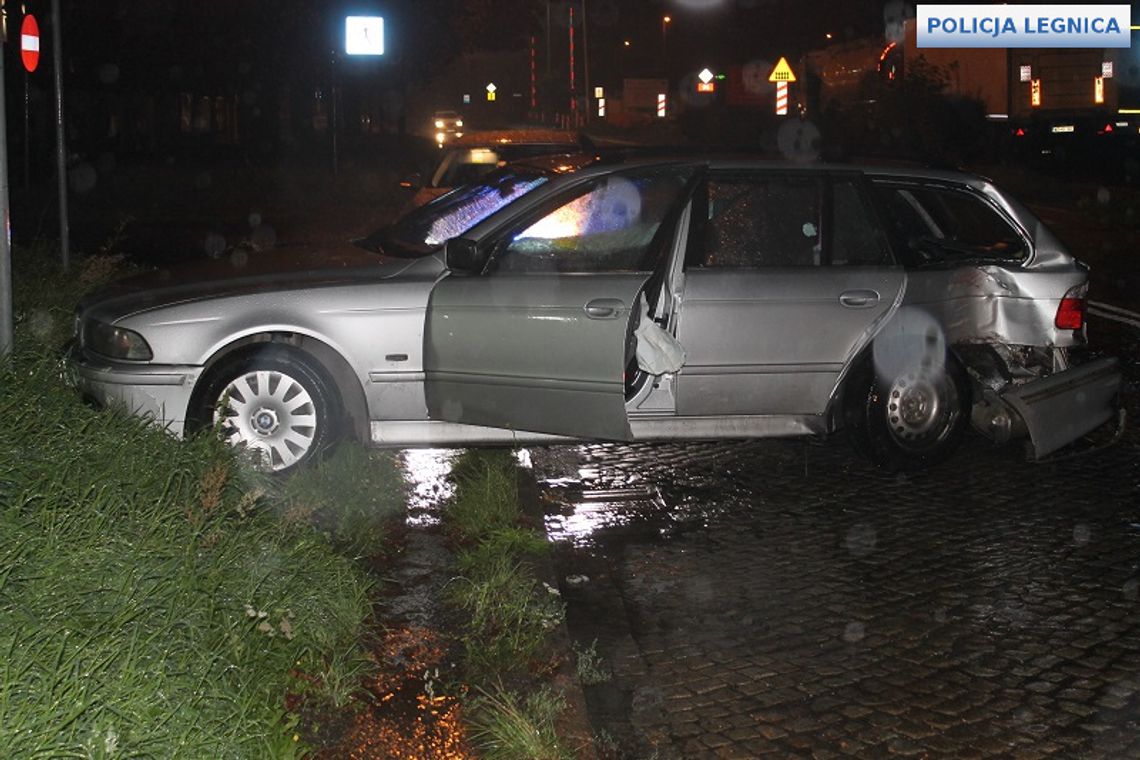 Wjechał w latarnię, ciężko ranna została pasażerka. Kierowca bez prawka i po marihuanie