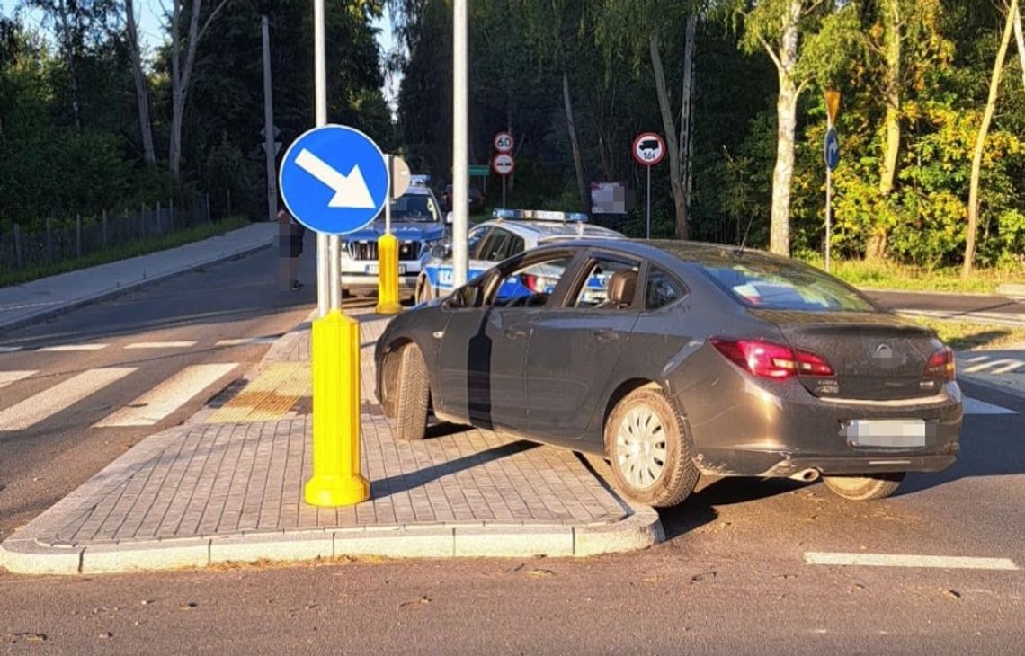 Wjechał w latarnię, okazało się, że ma cztery promile we krwi, a lata temu zatrzymali mu prawko