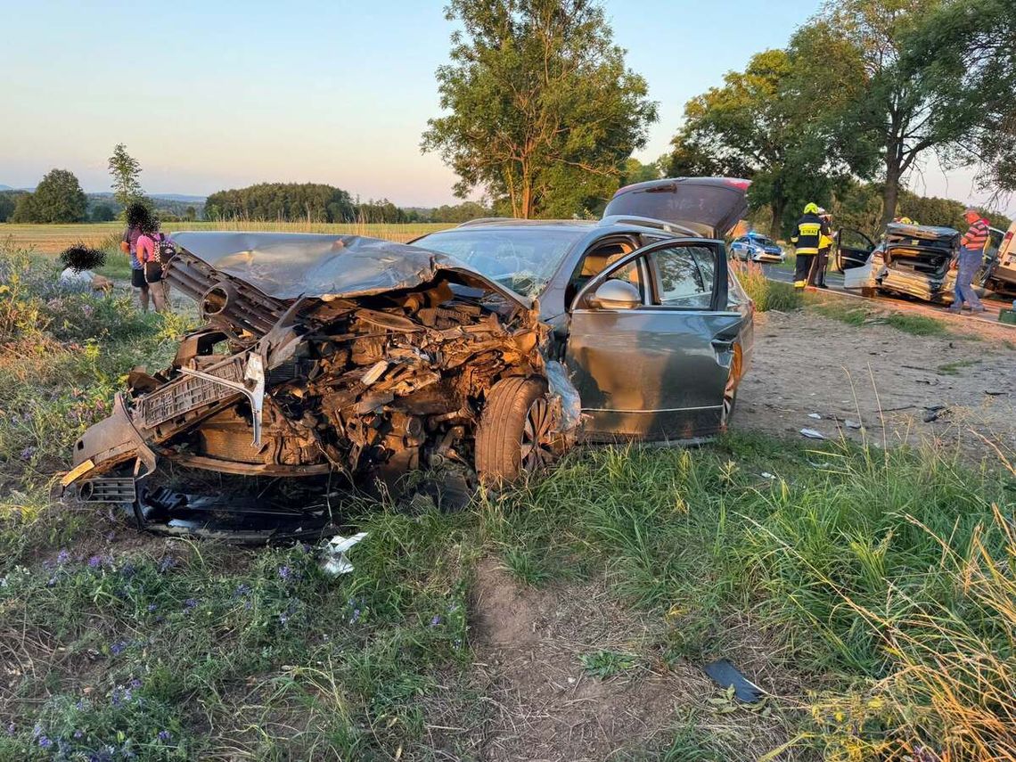 Wjechał w tył BMW i zepchnął je na czołówkę z innym autem. Poważny wypadek na drodze wojewódzkiej