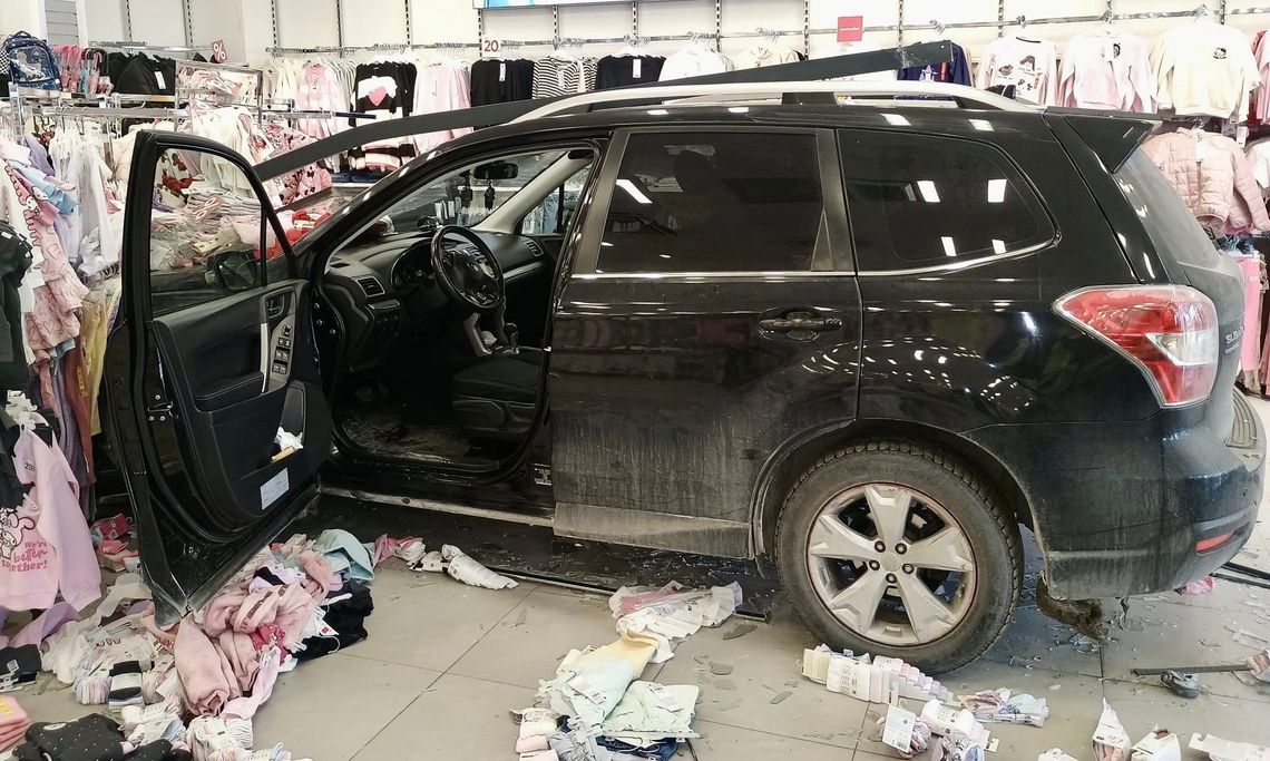 Wjechała autem do sklepu odzieżowego. Kobieta tłumaczyła, że pomylił jej się gaz z hamulcem Wjechała autem do sklepu odzieżowego. Kobieta tłumaczyła, że pomylił jej się gaz z hamulcem