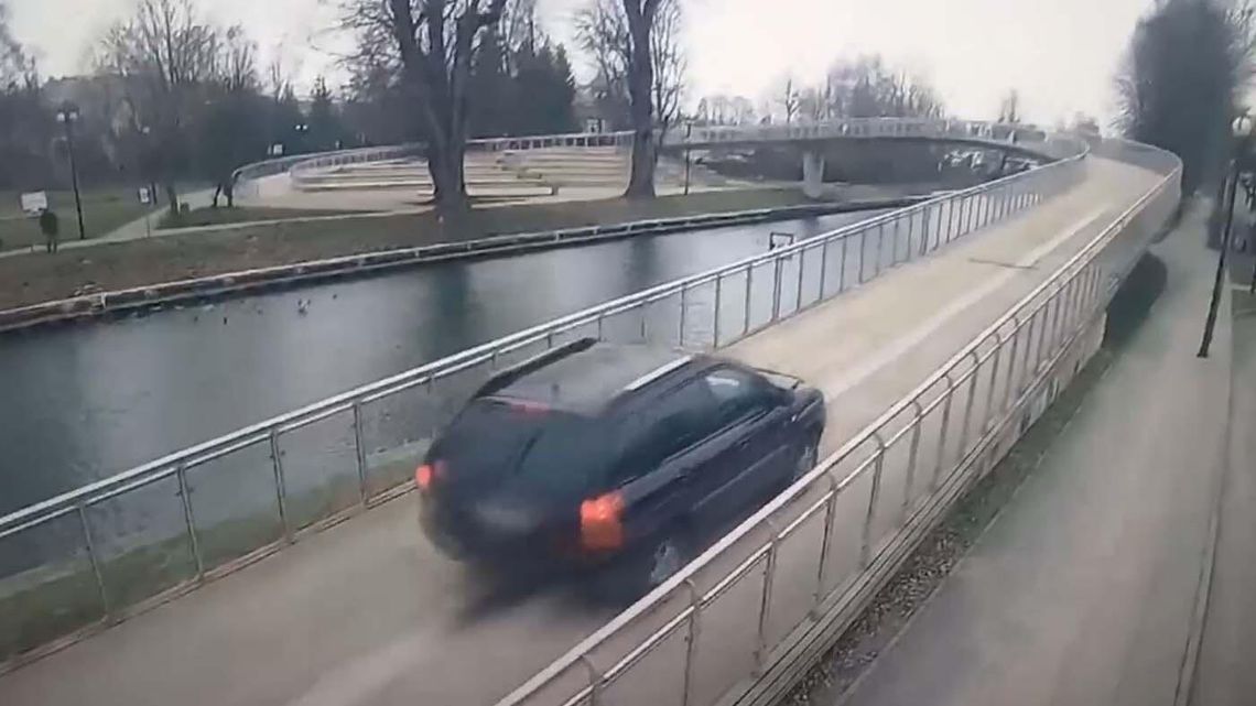 Wjechała autem na kładkę dla pieszych, bo chciała sobie skrócić drogę do pracy. Grozi jej nawet 30 tysięcy grzywny