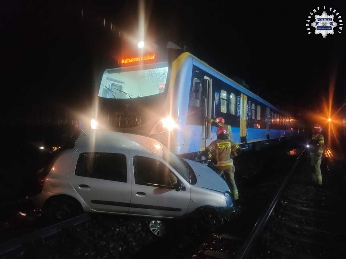 Wjechała autem na tory. Kierująca uciekła, śpiącego pasażera w ostatniej chwili uratował świadek