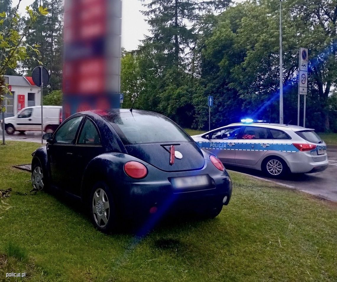 Wjechała garbusem w pylon na stacji paliw. Kobieta ledwo stała na nogach. Miała ponad 3 promile