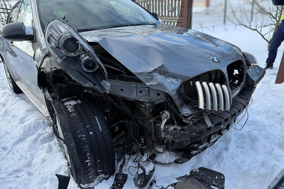 Wjechała w zaparkowane auto, poszła na zakupy, a potem ruszyła dalej. Policjanci odnaleźli ją w domu