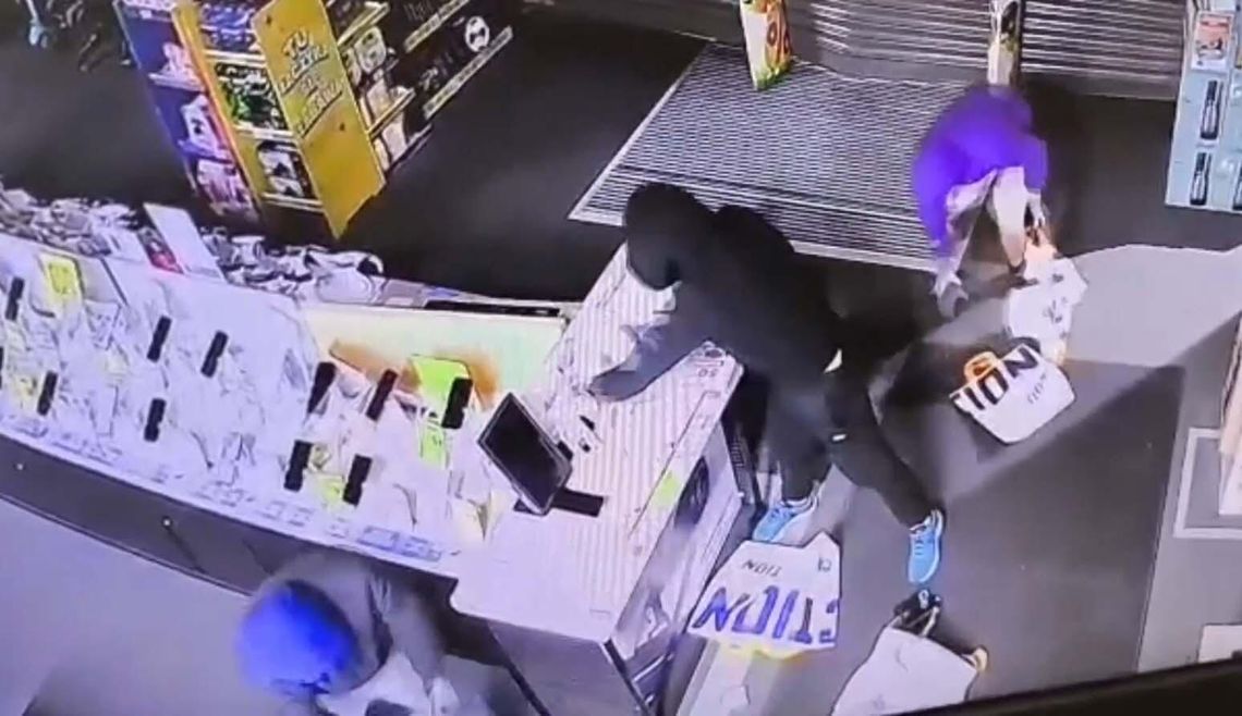 Wjechali autem do zamkniętego marketu i zabrali elektronikę wartą ponad 108 tysięcy. Dzień później poszli razem do kina