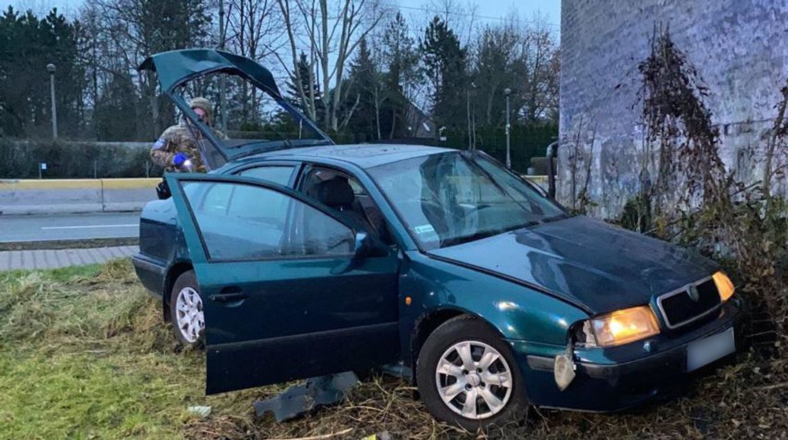 Wjechali w kobietę idącą chodnikiem i zostawili na śmierć. Policja ustala, który siedział za kierownicą