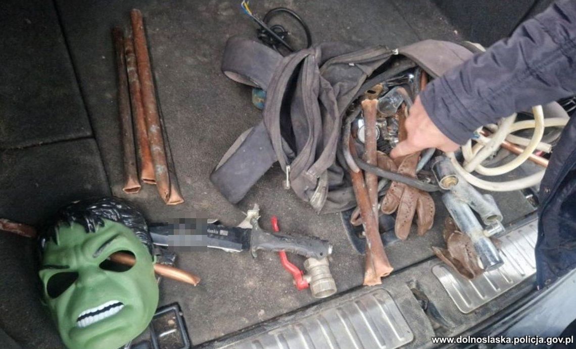 Włamał się do garażu, wpadł już po kilkunastu godzinach. W mieszkaniu złodzieja znaleźli amfetaminę Włamał się do garażu, wpadł już po kilkunastu godzinach. W mieszkaniu złodzieja znaleźli amfetaminę