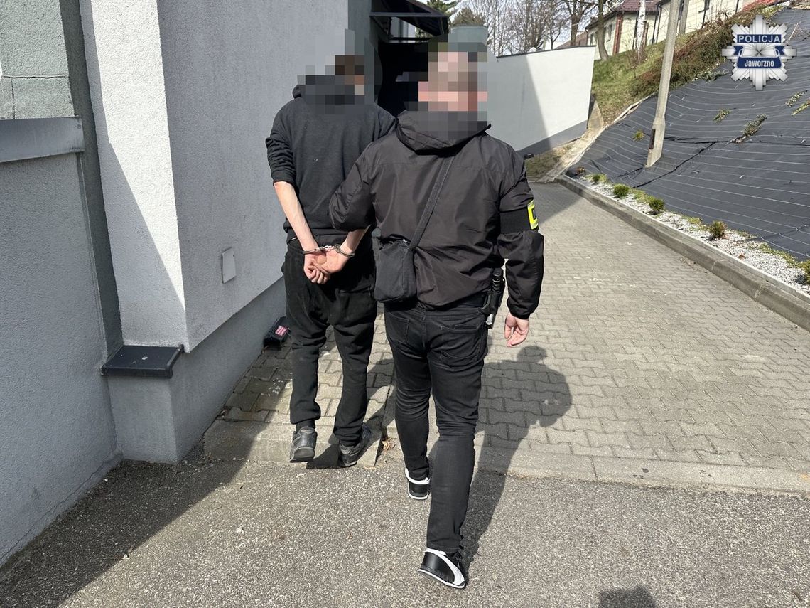 Włamał się do hotelu i wpadł na gorącym uczynku. Znaleźli go na dachu, skulonego pod blachą