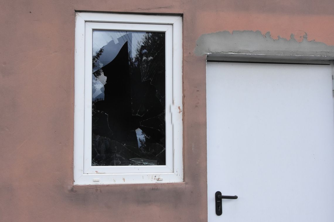 Włamał się do remizy wybijając szybę w oknie. Łupem złodzieja padło 13 butelek alkoholu Włamał się do remizy wybijając szybę w oknie. Łupem złodzieja padło 13 butelek alkoholu