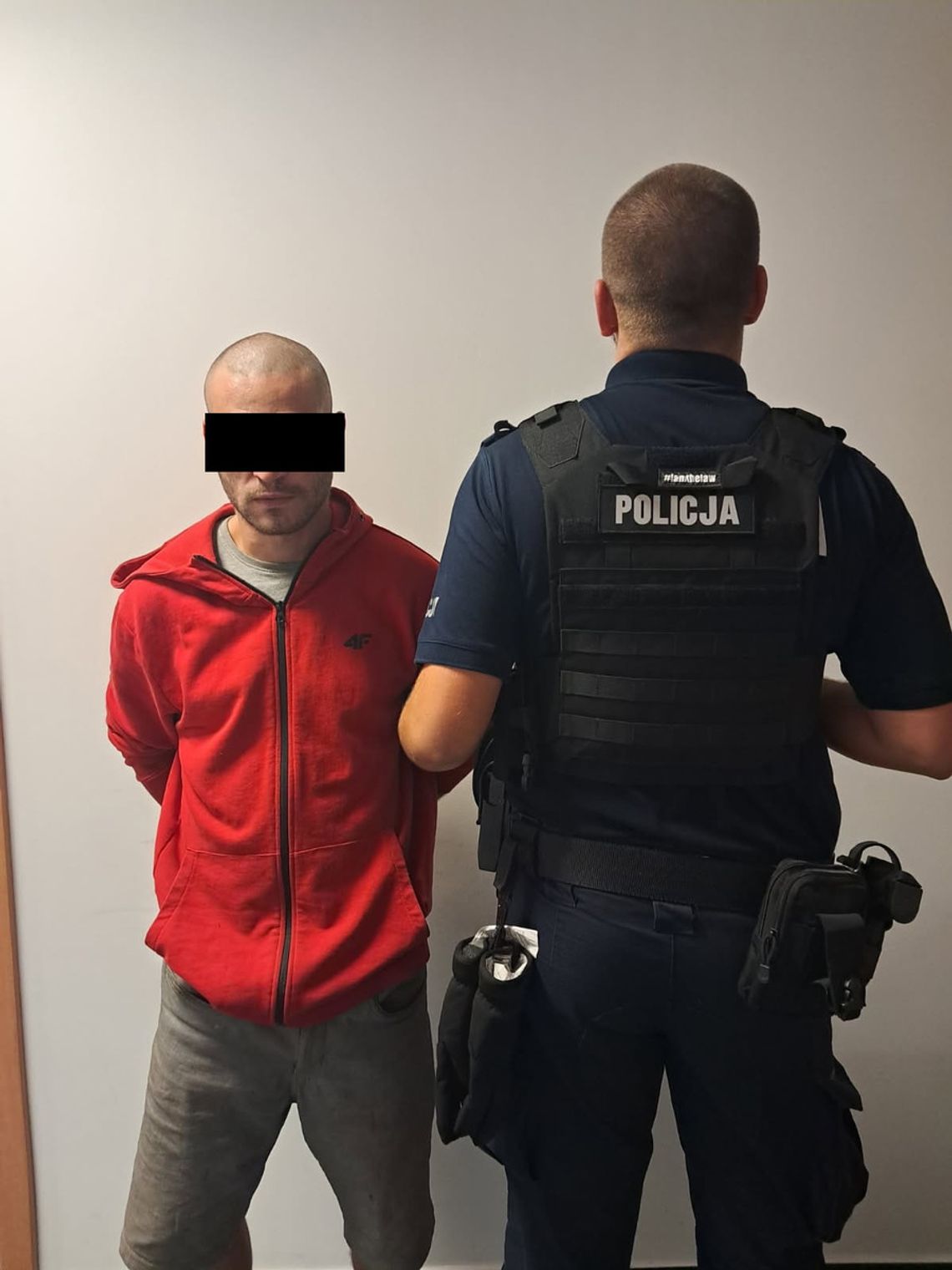 Włamał się do sklepu i zwiał z łupami, ale zapomniał o kamerach. Kilka dni później skuli go na bazarze