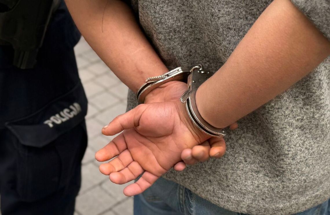 Włamał się do sklepu, wypił alkohol, zrobił sobie pizzę i zasnął. Złodzieja obudzili policjanci Włamał się do sklepu, wypił alkohol, zrobił sobie pizzę i zasnął. Złodzieja obudzili policjanci