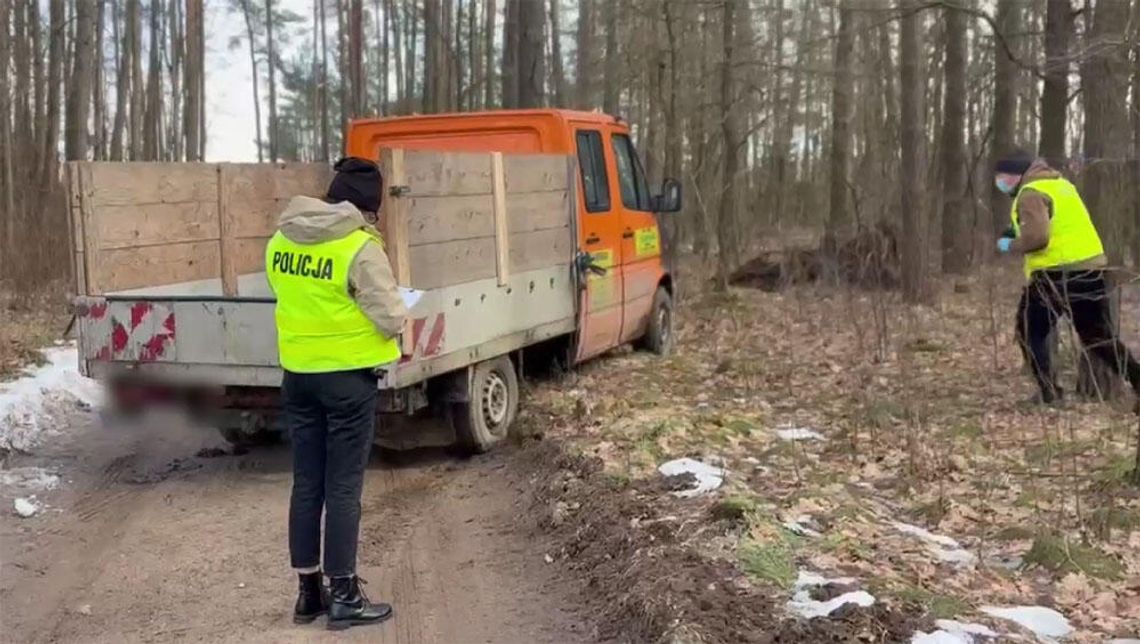 Włamał się do zakładu i ukradł dostawczego Mercedesa szefa. Odnaleziono w lesie