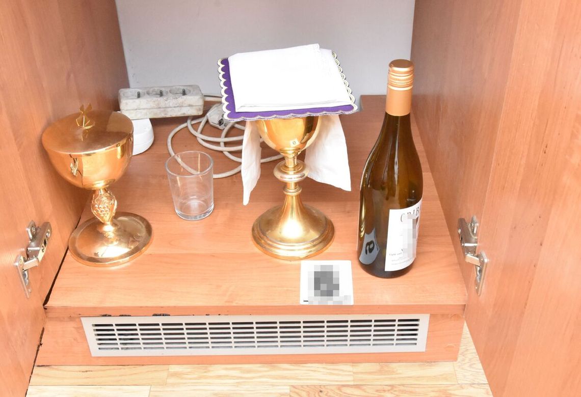 Włamał się na plebanię i wypił wino mszalne. Nakryty przez księdza usiłował dokonać na nim rozboju