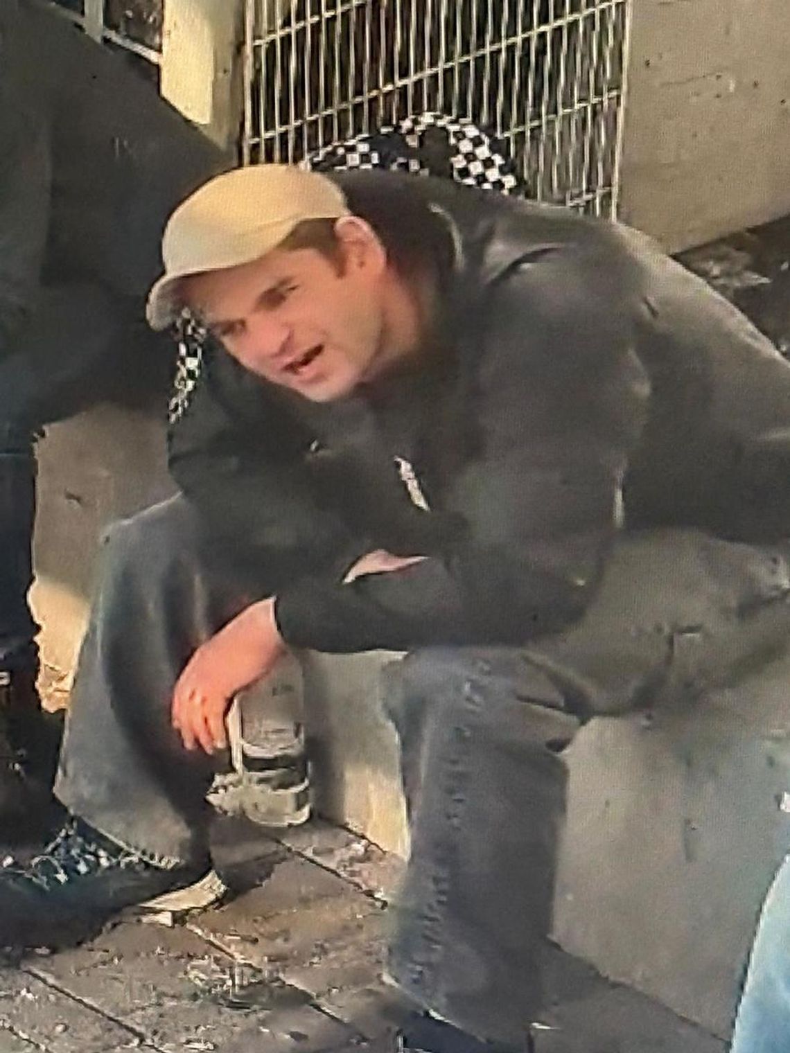 Włamali się do lodówki przy pubie i ukradli alkohol. Policja opublikowała zdjęcia złodziejaszków