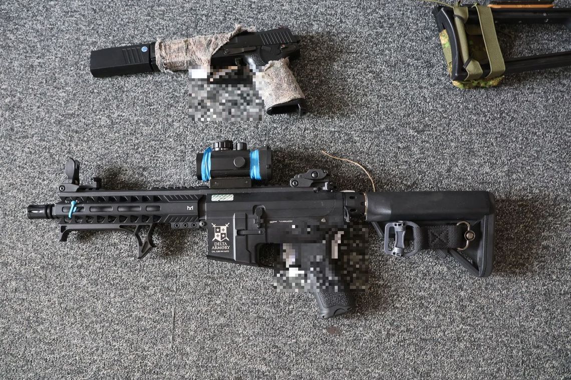 Włamali się do piwnicy w bloku, a tam pistolety i karabiny. Policja ma sprawców