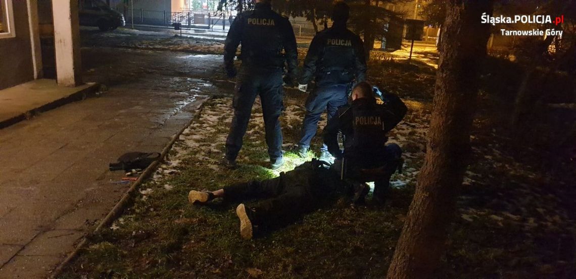 Włamywacz chciał przechytrzyć policjantów. Stanął na wystawie, udając manekina sklepowego