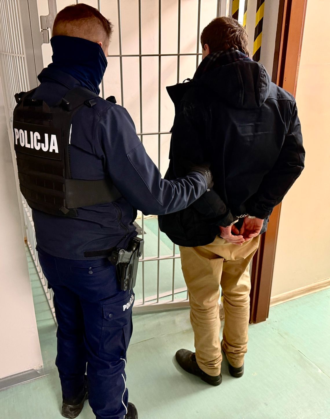 Włamywacz chodził od drzwi do drzwi i "sprawdzał" klucze. Wpadł dzięki czujnemu sąsiadowi