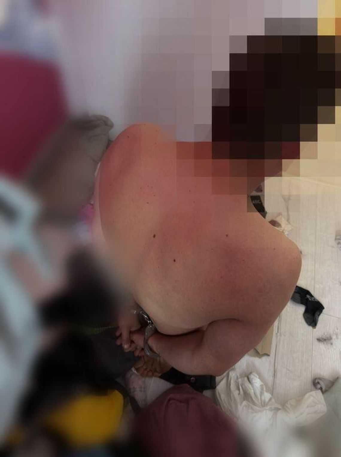 Włamywacz desperacko chciał ukryć się przed policją. Zdradziły go palce wystające spod łóżka Włamywacz desperacko chciał ukryć się przed policją. Zdradziły go palce wystające spod łóżka