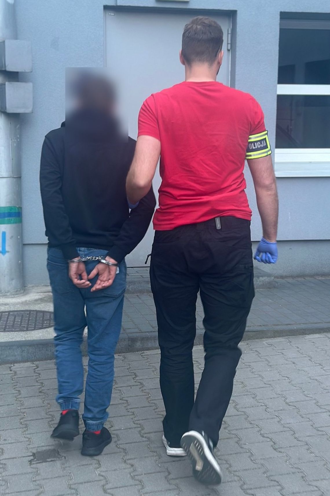 Włamywacz przegrał ze słabościami. Wypił skradziony w sklepie alkohol i usnął w toalecie pracowników